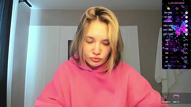 Holly Molii online show from 09.11.25