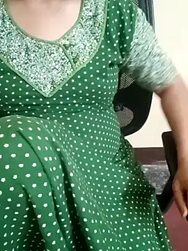 Snapshot of yourtamilcouple chatting on 02.05.25 yourtamilcouple online show from 02.05.25