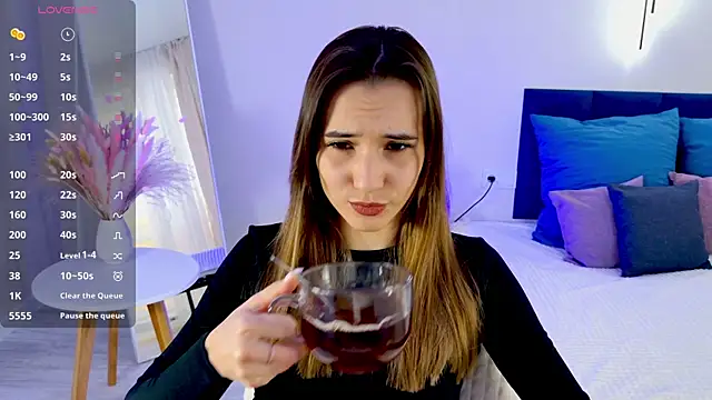 Alice Weiss online show from 03.04.25