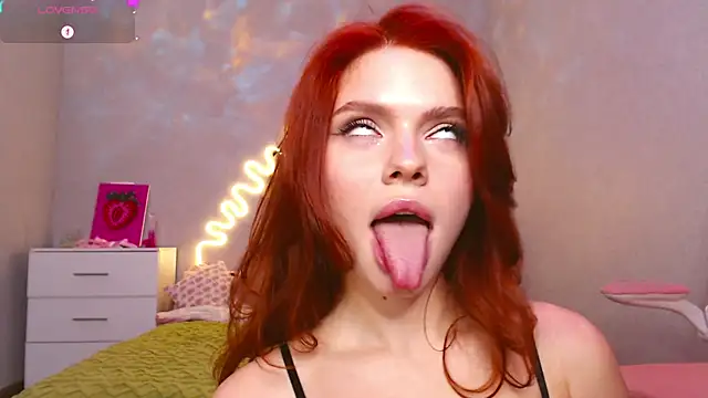 Snapshot of Red__Candy chatting on 12.15.24 Red  Candy online show from 12.15.24