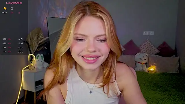 Snapshot of Red__Candy chatting on 09.14.25 Red  Candy online show from 09.14.25