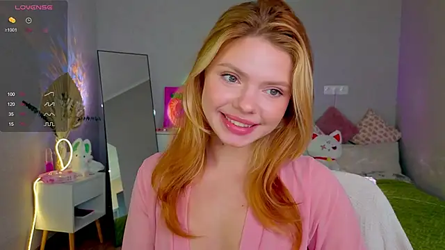 Snapshot of Red__Candy chatting on 10.07.25 Red  Candy online show from 10.07.25
