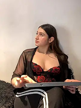 Snapshot of kamel-ayesha chatting on 10.21.25 kamel-ayesha online show from 10.21.25