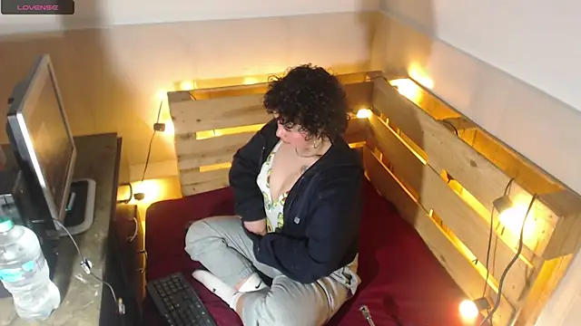 Bitsy Messy online show from 12.18.25