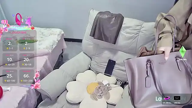 Snapshot of Feifei-cn chatting on 10.20.25 Feifei-cn online show from 10.20.25