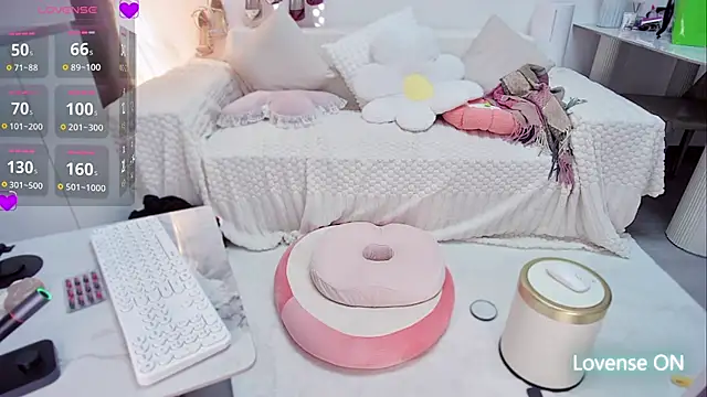 Snapshot of Feifei-cn chatting on 11.22.25 Feifei-cn online show from 11.22.25