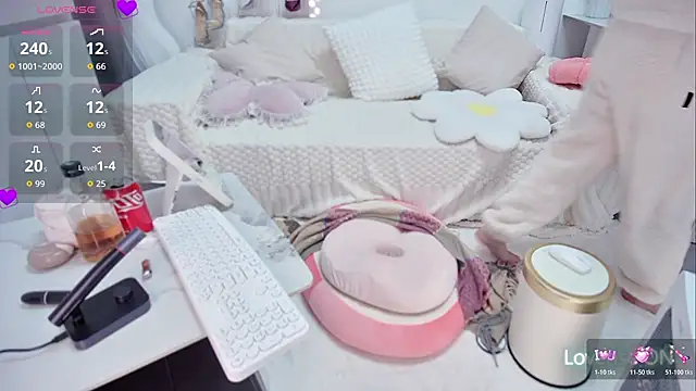 Snapshot of Feifei-cn chatting on 11.23.25 Feifei-cn online show from 11.23.25