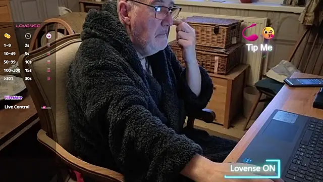 Adamdaddybear online show from 11.20.25