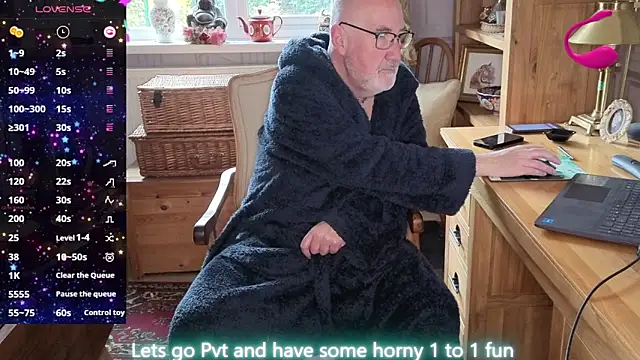 Snapshot of Adamdaddybear chatting on 04.04.26 Adamdaddybear online show from 04.04.26