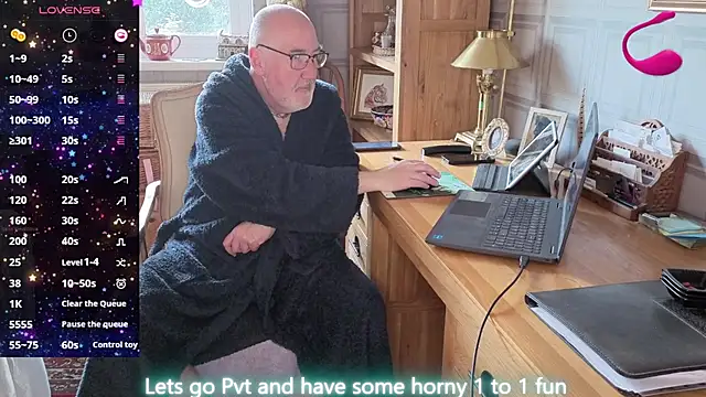 Snapshot of Adamdaddybear chatting on 04.08.26 Adamdaddybear online show from 04.08.26