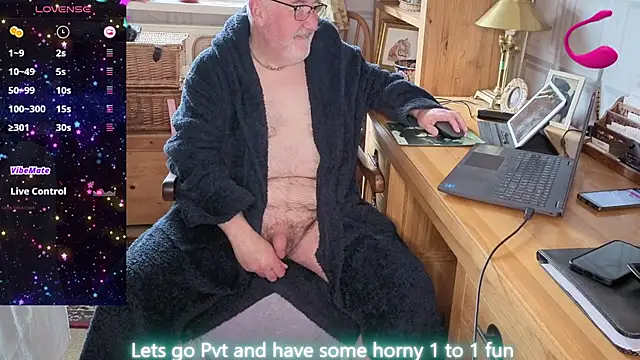 Snapshot of Adamdaddybear chatting on 04.11.26 Adamdaddybear online show from 04.11.26