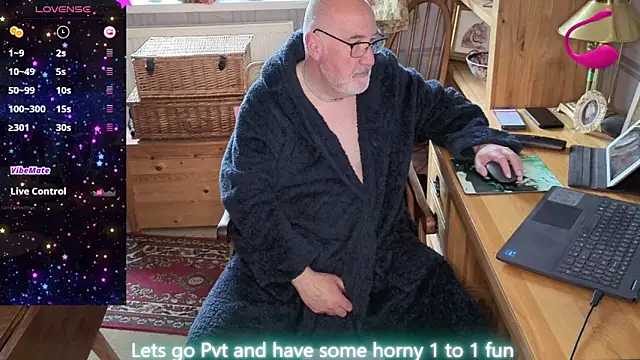 Snapshot of Adamdaddybear chatting on 04.28.26 Adamdaddybear online show from 04.28.26