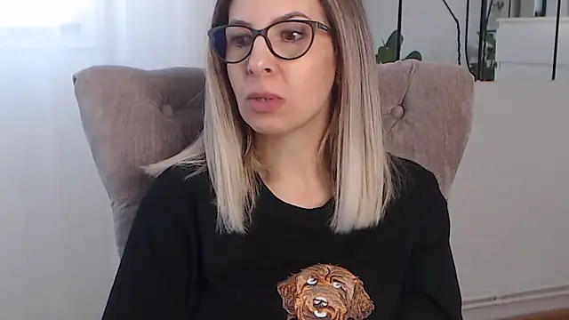 Snapshot of SukyGirl chatting on 01.16.25 SukyGirl online show from 01.16.25