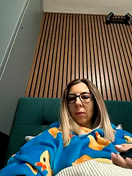 Snapshot of SukyGirl chatting on 01.17.25 SukyGirl online show from 01.17.25