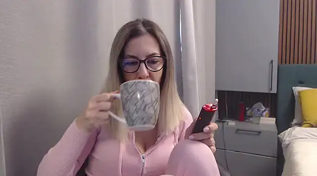 Snapshot of SukyGirl chatting on 01.19.25 SukyGirl online show from 01.19.25