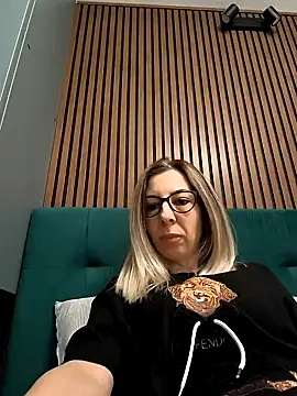 Snapshot of SukyGirl chatting on 01.21.25 SukyGirl online show from 01.21.25