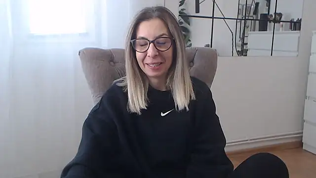 Snapshot of SukyGirl chatting on 01.21.25 SukyGirl online show from 01.21.25