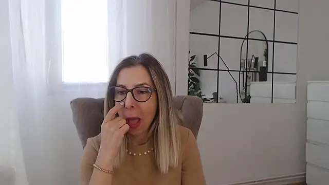 Snapshot of SukyGirl chatting on 01.23.25 SukyGirl online show from 01.23.25