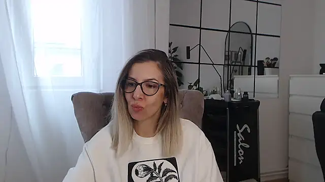 Snapshot of SukyGirl chatting on 01.25.25 SukyGirl online show from 01.25.25