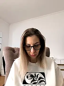 Snapshot of SukyGirl chatting on 01.25.25 SukyGirl online show from 01.25.25