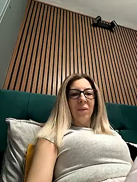 Snapshot of SukyGirl chatting on 01.27.25 SukyGirl online show from 01.27.25