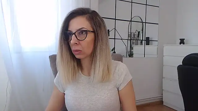 Snapshot of SukyGirl chatting on 01.27.25 SukyGirl online show from 01.27.25