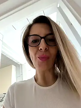 Snapshot of SukyGirl chatting on 01.29.25 SukyGirl online show from 01.29.25