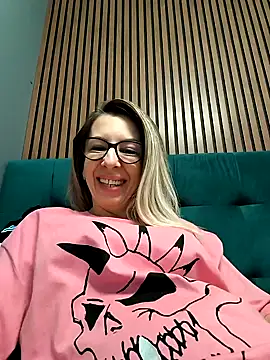 Snapshot of SukyGirl chatting on 01.31.25 SukyGirl online show from 01.31.25