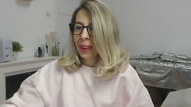 Snapshot of SukyGirl chatting on 02.10.25 SukyGirl online show from 02.10.25