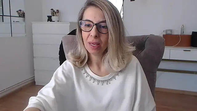 Snapshot of SukyGirl chatting on 02.11.25 SukyGirl online show from 02.11.25