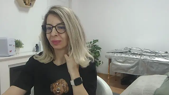 Snapshot of SukyGirl chatting on 02.15.25 SukyGirl online show from 02.15.25