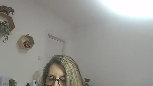 Snapshot of SukyGirl chatting on 02.18.25 SukyGirl online show from 02.18.25