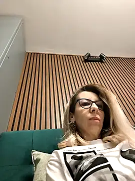 Snapshot of SukyGirl chatting on 02.19.25 SukyGirl online show from 02.19.25