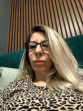 Snapshot of SukyGirl chatting on 02.19.25 SukyGirl online show from 02.19.25