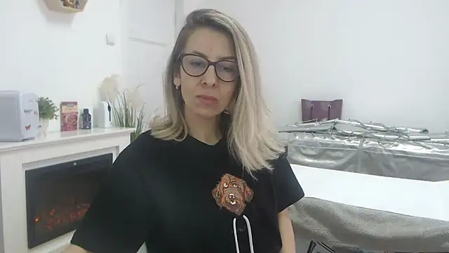 Snapshot of SukyGirl chatting on 02.20.25 SukyGirl online show from 02.20.25