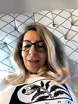 Snapshot of SukyGirl chatting on 02.23.25 SukyGirl online show from 02.23.25