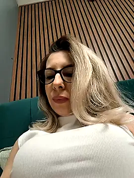 Snapshot of SukyGirl chatting on 02.25.25 SukyGirl online show from 02.25.25