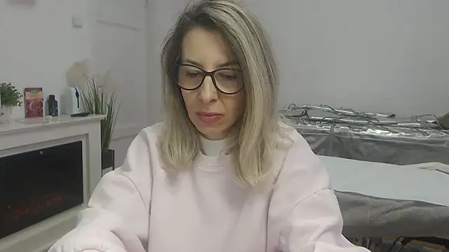 Snapshot of SukyGirl chatting on 02.25.25 SukyGirl online show from 02.25.25