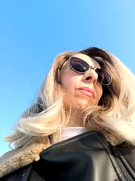 Snapshot of SukyGirl chatting on 02.25.25 SukyGirl online show from 02.25.25