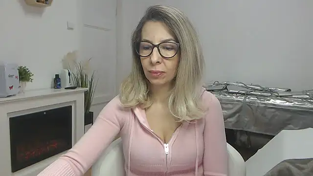 Snapshot of SukyGirl chatting on 02.27.25 SukyGirl online show from 02.27.25