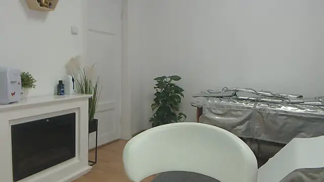 Snapshot of SukyGirl chatting on 02.27.25 SukyGirl online show from 02.27.25