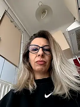 Snapshot of SukyGirl chatting on 03.04.25 SukyGirl online show from 03.04.25