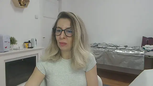 Snapshot of SukyGirl chatting on 03.05.25 SukyGirl online show from 03.05.25