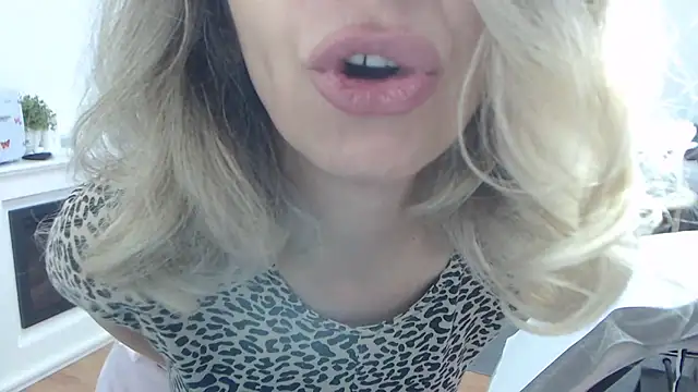 Snapshot of SukyGirl chatting on 03.07.25 SukyGirl online show from 03.07.25