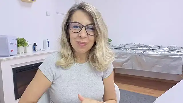 Snapshot of SukyGirl chatting on 03.13.25 SukyGirl online show from 03.13.25