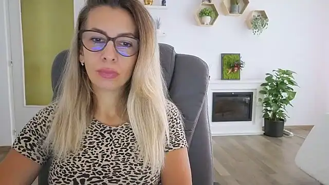 Snapshot of SukyGirl chatting on 09.10.25 SukyGirl online show from 09.10.25