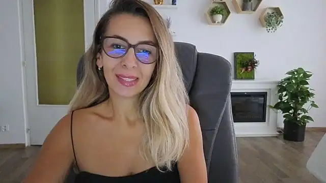 Snapshot of SukyGirl chatting on 09.17.25 SukyGirl online show from 09.17.25