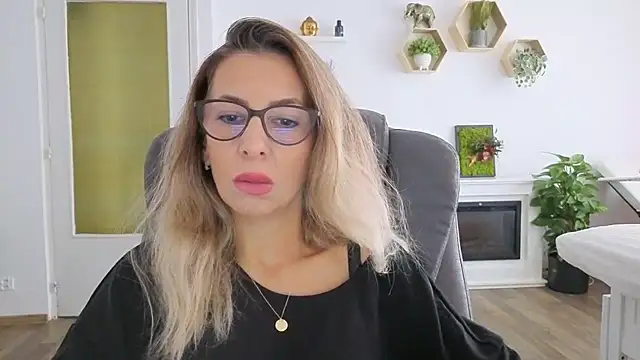 Snapshot of SukyGirl chatting on 09.23.25 SukyGirl online show from 09.23.25