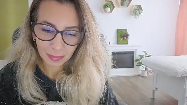 Snapshot of SukyGirl chatting on 09.24.25 SukyGirl online show from 09.24.25