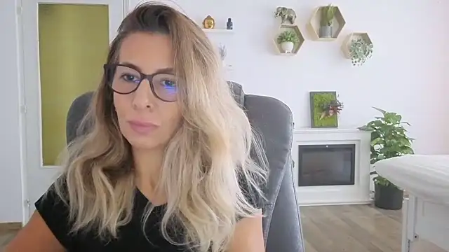 Snapshot of SukyGirl chatting on 09.25.25 SukyGirl online show from 09.25.25